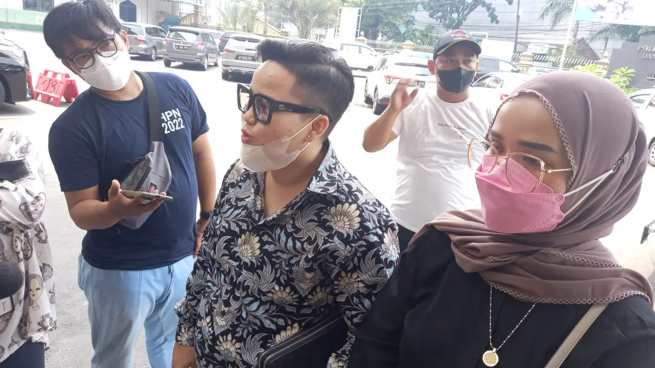 Kakak angkat Model Ayu Aulia, Ade Ratnasari memenuhi panggilan di Polres Jaksel