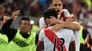 Gelandang Peru, Renato Tapia #13 merayakan golnya bersama rekan-rekannya saat melawan Ekuador pada laga kualifikasi Piala Dunia 2018 Zona Conmebol di Lima, (7/9/2016) WIB. (AFP/Cris Bouroncle)