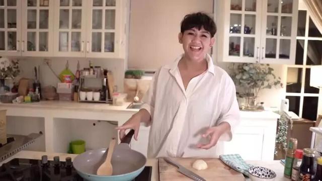 Penyimpanan Unik di Kolong Dapur, Solusi Praktis Tanpa Kabinet Bawah