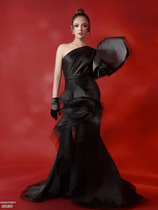Menggunakan dress hitam dengan detail yang begitu cantik, penampilan Lyodra satu ini juga tak lepas dari sorotan netizen. Bahkan, tak sedikit netizen yang memuji penampilannya saat memakai dress serba hitam lengkap dengan sarung tangan. (Liputan6.com/IG/@lyodraofficial)