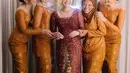 Para bridesmaid hadir dengan kebaya orange serta gaya rambut sanggulnya. Termasuk aktis film, Shenina Cinnamon yang tampil elegan. [@venemapicture]