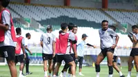 Latihan PSKC Cimahi di Stadion Si Jalak Harupat, Soreang untuk persiapan lawan Bhayangkara FC dilaga kedua babak 8 besar Pegadaian Liga 2 2024/2025. (PSKC)