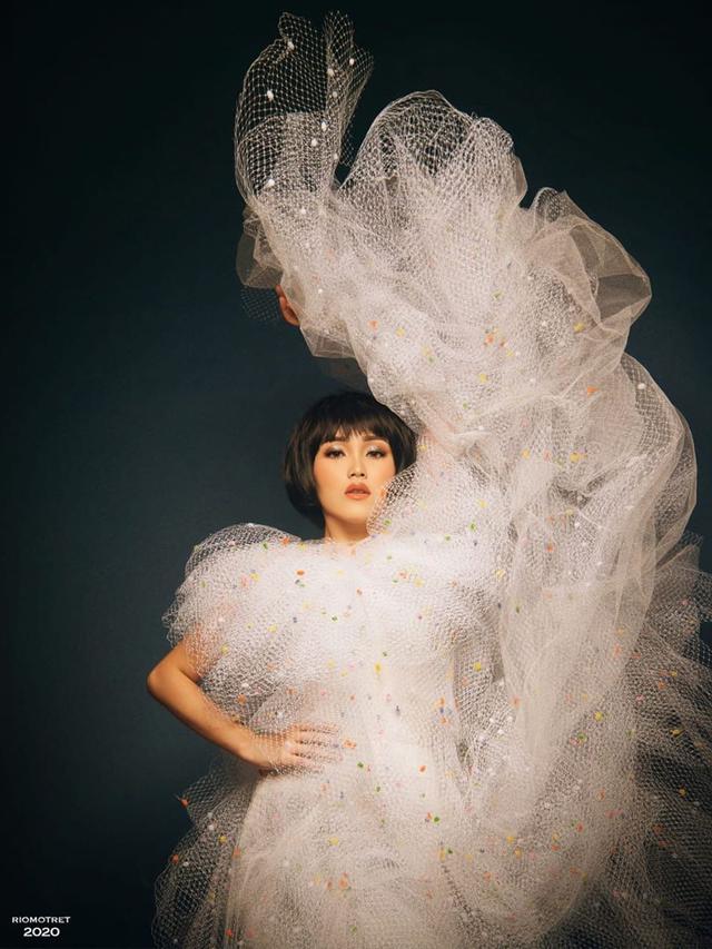 6 Gaya Ayu Ting Ting Saat Pemotretan Terbaru Nyentrik Pakai Konsep Futuristik Hot Liputan6 Com
