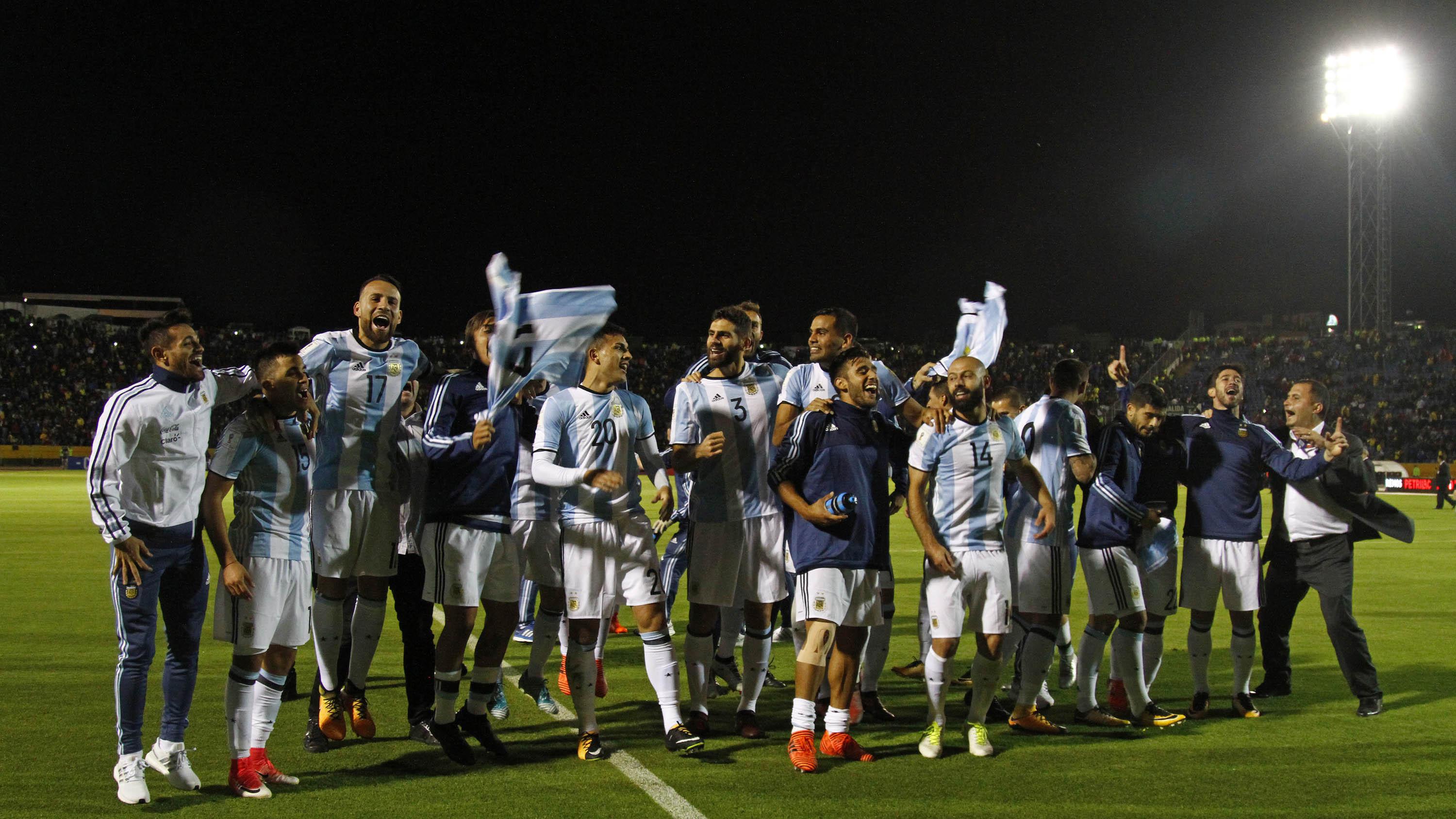 Para pemain Argentina merayakan keberhasilan lolos ke Piala Dunia 2018 usai mengalahkan Ekuador di Stadion Olimpico Atahualpa, Quito, Selasa (10/10/2017). Sempat tertinggal, Argentina akhirnya menang 3-1 atas Ekuador. (AFP/Javier Cazar)