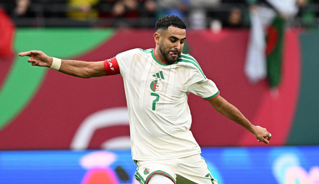 Pemain Aljazira, Riyad Mahrez mencetak gol ke gawang Sudan dalam laga Grup E Piala Afrika 2025 di Moulay Hassan Stadium, Rabat, Maroko, Rabu (24/12/2025) malam waktu setempat. (Bola.com/Gabriel Bouys)