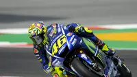 Pembalap Movistar Yamaha, Valentino Rossi beraksi pada latihan bebas MotoGP Catalunya 2017. (Josep LAGO / AFP)