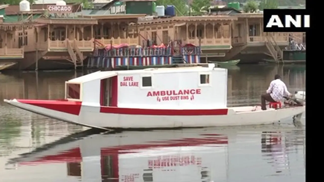 Layanan Ambulans Terapung di Danau Dal