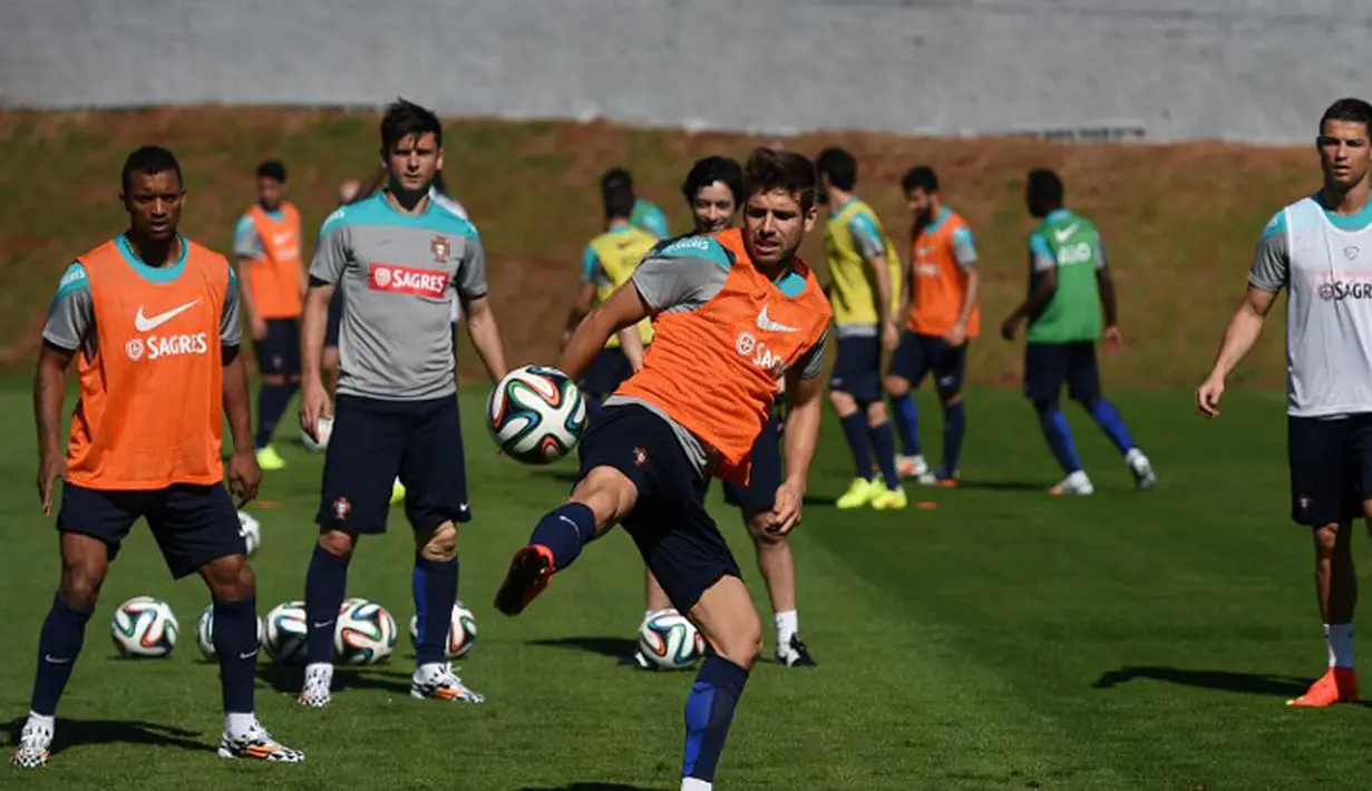 Gelandang Timnas Portugal, Miguel Veloso (depan) ikut ambil bagian dalam sesi pelatihan di Campinas, Brasil, (14/6/2014). (REUTERS/Francisco Leong)
