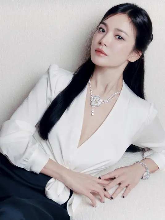 Seperti yang telah diketahui bahwa Song Hye Kyo dan Han So Hee sempat akan terlibat satu proyek bersama, namun gagal. Tapi, kedekatan keduanya terus membuat gempar, pasalnya kedua aktris Korea Selatan ini memiliki visual yang tak main-main. Song Hye Kyo didapuk menjadi Ambassador brand perhiasan Chaumet. Di foto ini, Song Hye Kyo tampil memesona dengan atasan blouse satin berwarna putih, mengenakan kalung dan jam tangan dari Chaumet. [Foto: Instagram/kyo1122]