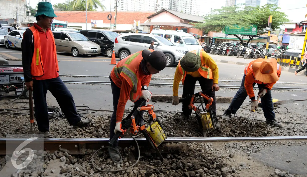 Pekerja membongkar aspal untuk mengganti bantalan rel kereta api di kawasan Stasiun Karet, Jakarta, Rabu (28/12). Perawatan dan pengecekan rutin rel kereta api itu guna menjamin keselamatan perjalanan kereta api. (Liputan6.com/Gempur M. Surya)