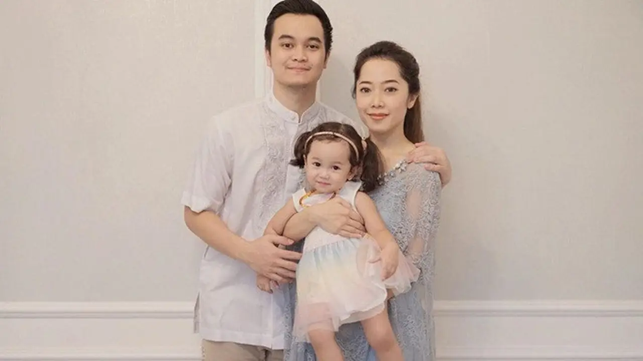 Jadi Ibu Muda, Ini 7 Potret Hangat Karina Salim saat Asuh Anak