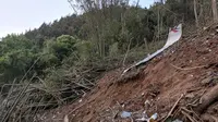 Puing-puing terlihat pada lokasi kecelakaan pesawat China Eastern Airlines di Tengxian, China, Senin (21/3/2022). Pesawat Boeing 737-800 milik China Eastern Airlines yang mengangkut 132 orang jatuh di pegunungan pada 21 Maret 2022. (Xinhua via AP)