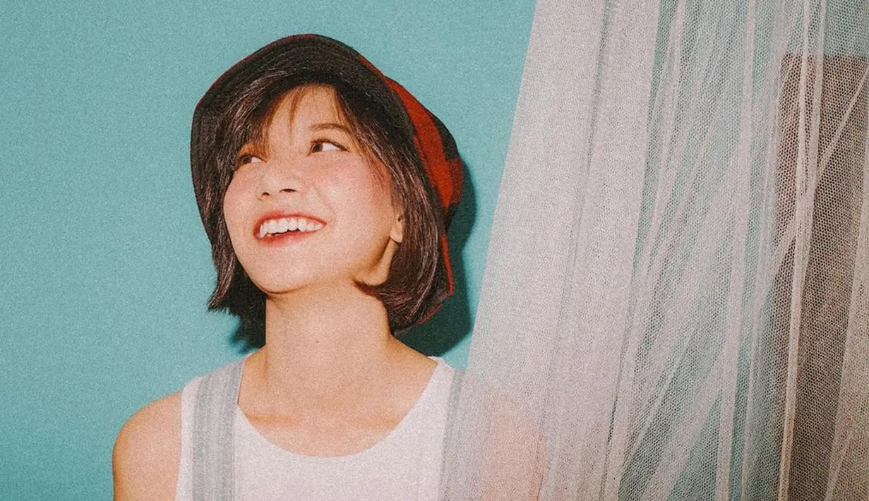 Salah satu gaya OOTD yang sering ditunjukkan Sheila yakni dengan topi. Bucket hat ini membuat gaya istri Vidi Aldiano itu semakin terlihat lucu dan flawless. (Liputan6.com/IG/@sheiladaisha)