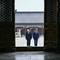 Presiden Tiongkok, Xi Jinping (kanan) dan Presiden Amerika Serikat (AS), Donald Trump saat mengunjungi Temple of Heaven, Beijing, Kamis 14 Mei 2026. (Brendan Smialowski/Pool Photo via AP)