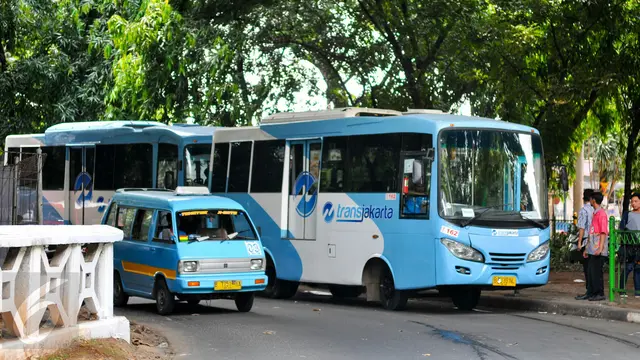 20160407-Transjakarta Operasikan Armada Bus di Stasiun Tebet-Jakarta