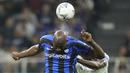 Penyerang Inter Milan Romelu Lukaku melakukan sundulan dengan bek Sampdoria Omar Colley pada giornata ke-12 Serie A 2022/23 di Giuseppe Meazza, Minggu (30/10/2022) dini hari WIB. Menjamu Sampdoria, Inter Milan berhasil menang dengan skor 3-0. (AP Photo/Luca Bruno)