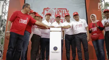 Menhub Budi Karya Sumadi (tengah), Menpan-RB, Asman Abnur (enam kiri) menekan tombol saat peluncuran Sistem Penerbitan Izin Online dan Multimoda (Spionam), E-Ticketing, dan E-Tilang di Jakarta, Minggu (4/3). (Liputan6.com/Faizal Fanani)