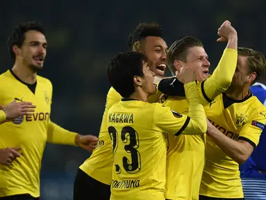 Pemain Borussia Dortmund merayakan gol pertama yang dicetak Lukasz Piszczek ke gawang Porto dalam laga leg pertama 32 besar Liga Europa di Stadion Signal Iduna Park, Dortmund, Jumat (19/2/2016) dini hari WIB, (AFP/Patrik Stollarz)