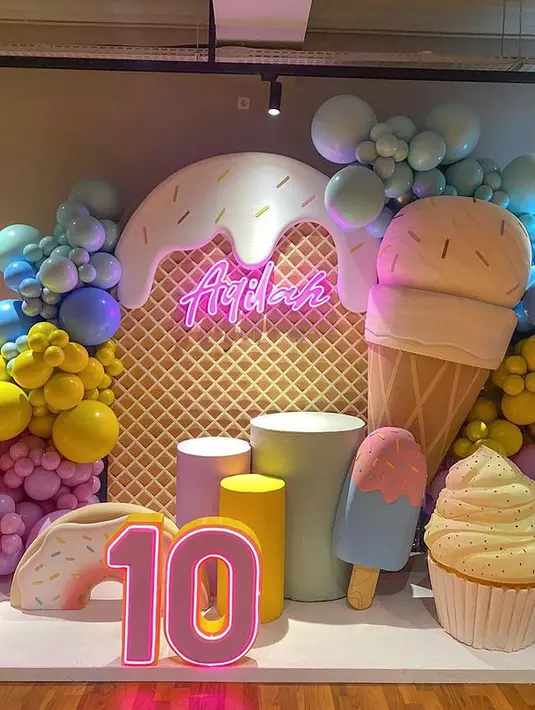 Angka 10 besar sebagai tanda perayaan ulang tahun ke-10. Dalam perayaan jelang ABG, mengusung tema ice cream dan cupcakes. [Instagram/mrsayudewi]