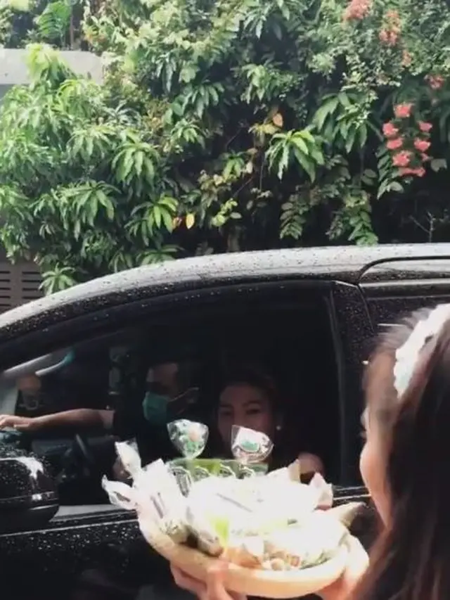 6 Momen Ulang Tahun Drive Thru Cherly Eks Cherrybelle, Seru Banget
