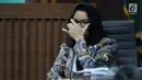 Terdakwa gratifikasi pemberian izin lokasi perkebunan kelapa sawit, Rita Widyasari saat menyimak keterangan saksi pada sidang di Pengadilan Tipikor, Jakarta, Rabu (23/5). Sidang mendengar keterangan saksi. (Liputan6.com/Helmi Fithriansyah)