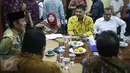 Ketua Komisi Pemilihan Umum (KPU) Juri Ardiantoro menyimak penjelasan Ketua DKPP Jimly Asshidiqqie saat pertemuan Tripartit di Ruang Rapat DKPP RI, Gedung Bawaslu lantai 5, Jakarta, Kamis (23/2). (Liputan6.com/Faizal Fanani)