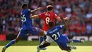 Gelandang Manchester United, Juan Mata, dihadang gelandang Leicester, Wilfred Ndidi, pada laga Premier League 2019/2020 di Stadion Old Trafford, Manchester, Sabtu (14/9). MU menang 1-0 atas Leicester. (AFP/Oli Scarff)