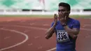 Ekspresi atlet Sumatra Barat, Yaspi Boby (tengah), setelah meraih emas lari 100m putra PON XIX Jawa Barat 2016 dalam final di Stadion Pakansari, Bogor, Kamis (22/9/2016). Yaspi Boby adalah peraih perak 100m SEA Games 2015 lalu. (Bola.com/Arief Bagus)