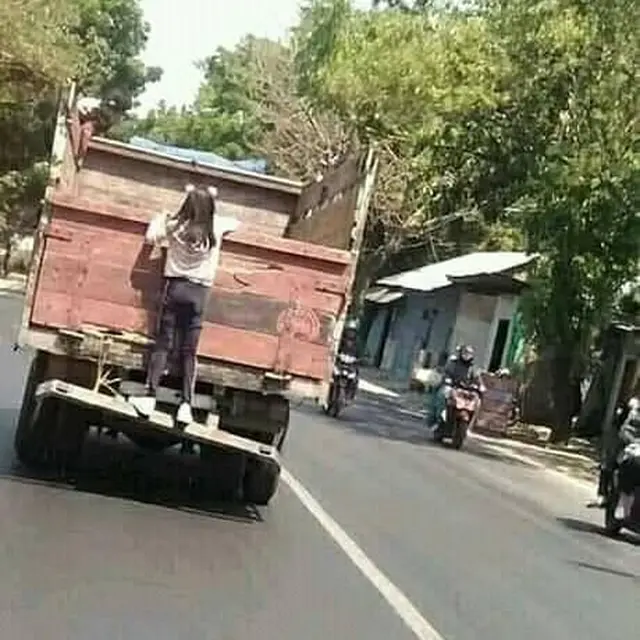 6 Potret Aksi Nekat Orang Numpang di Truk Ini Bikin Tepuk Jidat