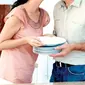 Pasangan yang saling berbagi pekerjaan rumah tangga akan merasakan perubahan aktivitas bercinta mereka di setiap minggunya.