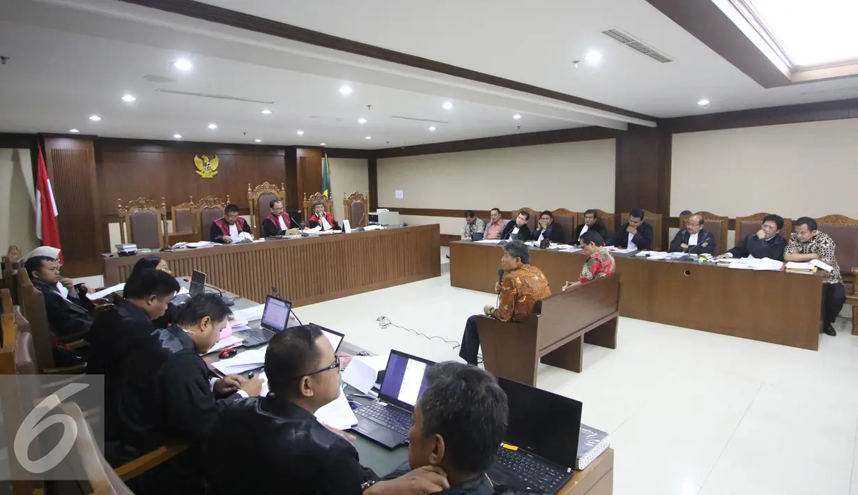 Suasana sidang kasus suap PT Brantas Abipraya di Pengadilan Tipikor, Jakarta, Rabu (3/8). Sudung dan Tomo disebut dijanjikan uang dari dua bos BUMN itu senilai Rp 2,5 miliar dalam bentuk dollar AS sejumlah USD 186.035,00. (Liputan6.com/Immanuel Antonius)