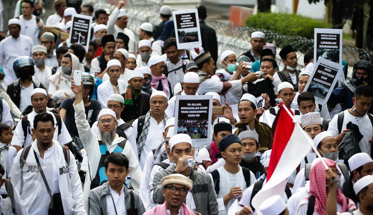 Massa demo 2 Desember mulai berjalan kaki menuju Monumen Nasional (Monas), Jakarta Pusat, Jumat (2/12). Ratusan ribu massa Islam dari berbagai‎ daerah akan melakukan doa dan zikir bersama di Monas. (Liputan6.com/Faizal Fanani)