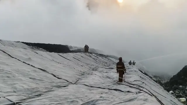 Sampah Menggunung, Butuh Helikopter Atasi Kebakaran TPA Jatiwaringin