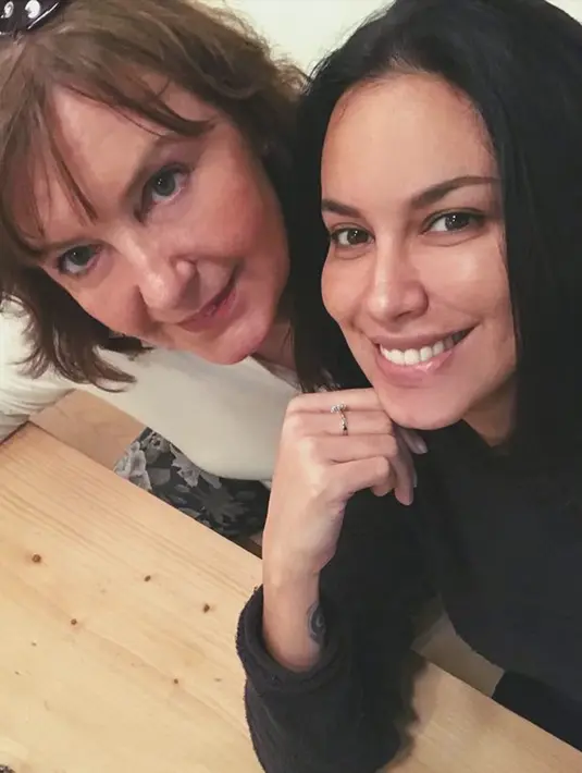 Seperti hubungan anak dan ibu pada umumnya, Sophia Latjuba juga tidak lupa untuk selfie bersama sang ibu nih. (Liputan6.com/IG/@sophia_latjuba88)
