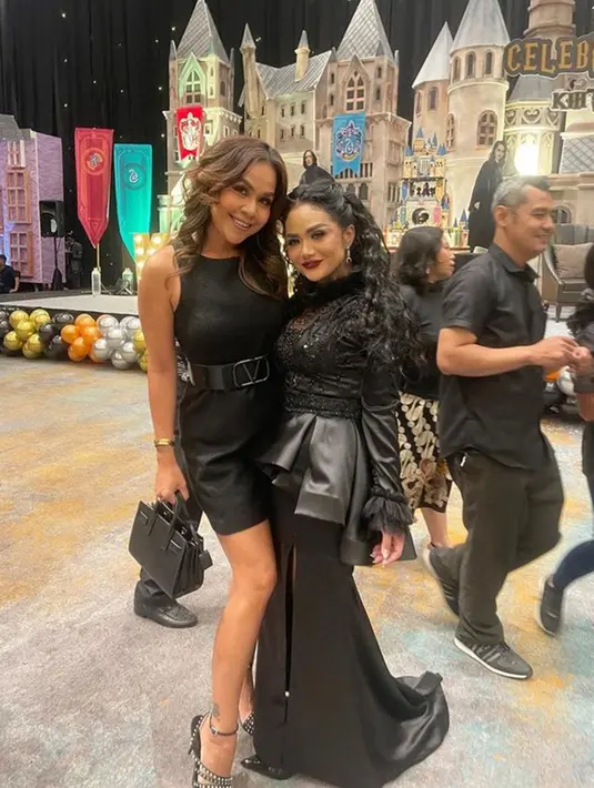 Di tengah kesibukannya, Melaney Ricardo menyempatkan hadir di acara spesial Kellen. Ia kenakan gaun one piece pendek warna hitam. Sepasang sepatu hak tinggi mempermanis penampilannya.(Liputan6.com/IG/@melaney_ricardo)