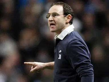 Aston Villa manager Martin O'Neill gestures to his players during their EPL football match against Manchester City at The City of Manchester Stadium in Manchester, on March 4, 2009. AFP PHOTO/PAUL ELLIS