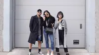 Long outer dan jeans, ditambah sunglasses emang teman perjalanan traveling yang setia. (gac_music/instagram)