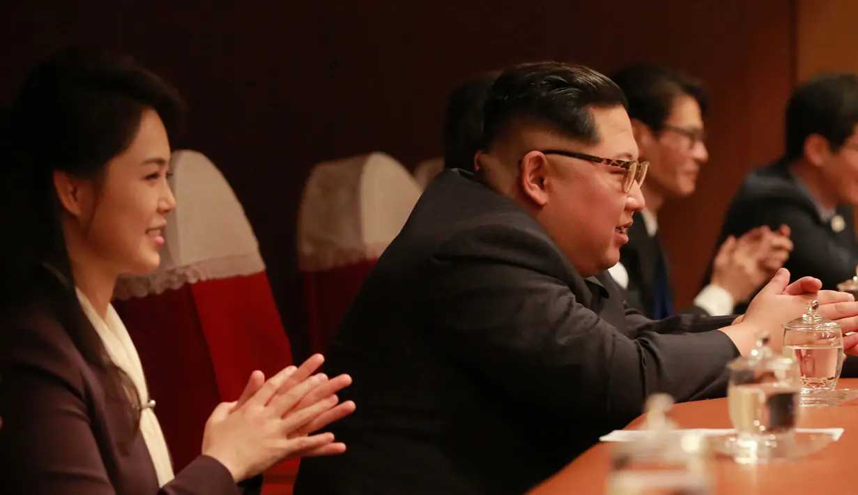 Pemimpin Korea Utara Kim Jong-Un menonton pertunjukan musik dari musisi Korea Selatan di East Pyongyang Grand Theatre, Korea Utara (4/1). Konser musik K-pop itu berlangsung pada Minggu (01/04) malam waktu setempat. (AFP Photo/KCNA)