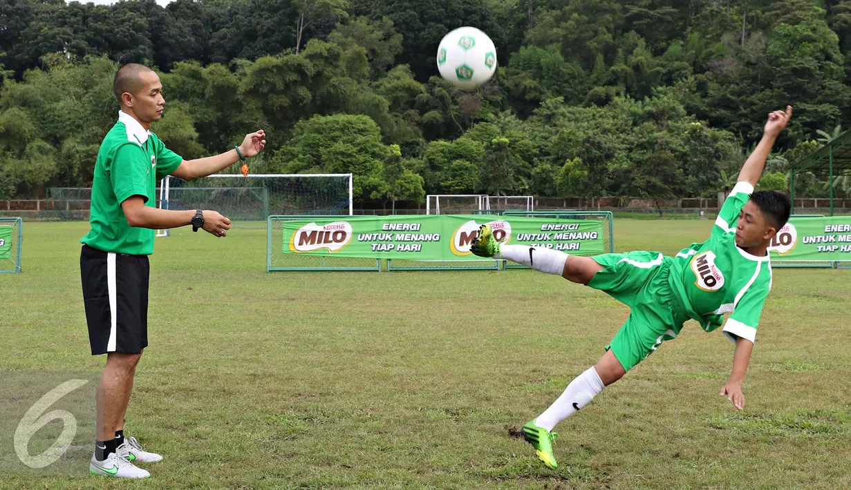 Mantan pemain Timnas Indonesia Kurniawan Dwi Yulianto memberikan pelatihan sepakbola dasar saat MILO Camp di Wisma Padepokan Voli Sentul, Jawa Barat, Senin (18/4). (Liputan6.com/Immanuel Antonius)