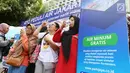 Warga meminum air gratis saat run for water di CFD, Jakarta, Minggu (25/3). Run For Water kolaborasi PAM Jaya, Palyja, dan Aetra mengkampanyekan Hari Air Dunia 2018 mengajak masyarakat ayo peduli air Jakarta. (Liputan6.com/Angga Yuniar)