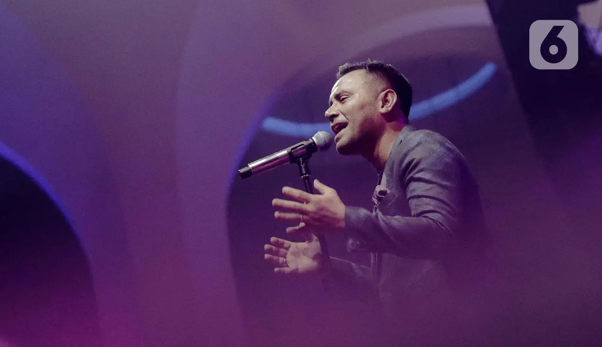 Penyanyi Judika tampil dalam konser yang bertajuk 'Rindu Kamu yang Dulu' di The Pallas SCBD, Jakarta, Jumat (14/2/2020). Dalam penampilannya Judika membawakan 10 lagu diantaranya, Sampai Akhir, Sampai Kau Jadi Milikku, dan Malaikat. (Liputan6.com/Faizal Fanani)