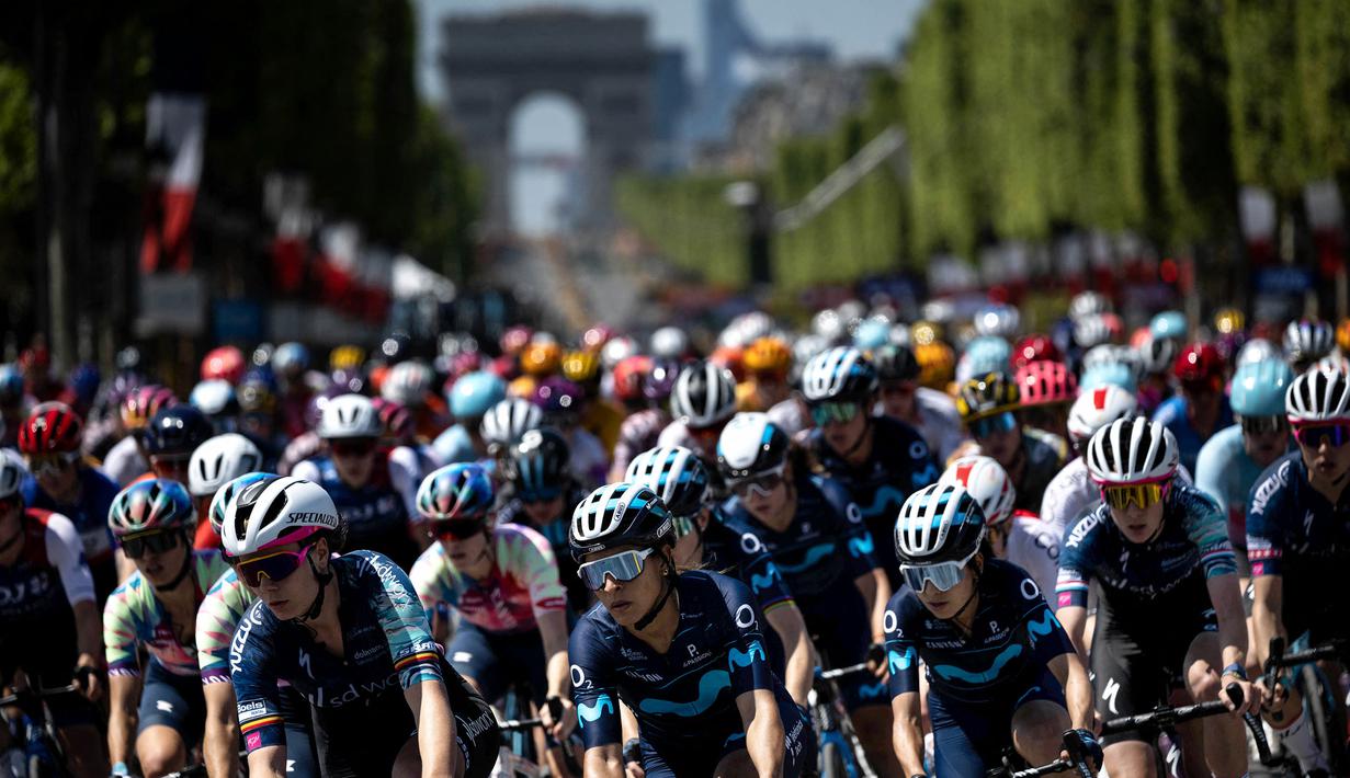 Rombongan pebalap bersaing saat etape pertama Tour de France Wanita 2022 yang menempuh jarak sepanjang 81,6 km dari Tour Eiffel hingga Champs-Elysees, Paris pada 24 Juli 2022. (AFP/Jeff Pachoud)