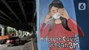 Kendaraan melintasi mural bertema protokol kesehatan Covid-19 yang menghiasi tiang pancang jalan tol di Jalan Ahmad Yani, Jakarta, Minggu (13/12/2020). Mural dibuat bertujuan mengajak masyarakat melawan pandemi Covid-19 dengan disiplin mematuhi protokol kesehatan. (merdeka.com/Iqbal S. Nugroho)