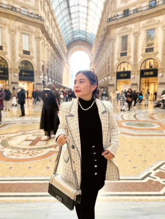 Di Milano, Prilly tampil modis dengan long tweed blazer warna putih. [@prillylatuconsina96].