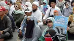 Massa berkumpul menyampaikan pendapat terkait sidang perselisihan hasil pilpres 2019 di sekitar Patung Arjuna Wiwaha Jalan Medan Merdeka Barat, Jakarta, Jumat (14/6/2019). Massa meminta sidang berlangsung adil. (Liputan6.com/Helmi Fithriansyah)