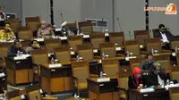 Di sisi sebelah kiri banyak kursi anggota dewan yang kosong (Liputan6.com/Johan Tallo).  