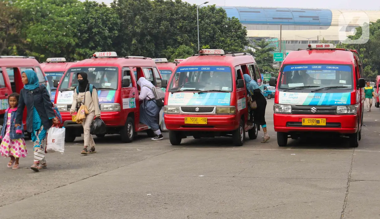 Sejumlah penumpang menaiki angkutan umum di Kampung Rambutan, Jakarta, Selasa (12/7/2022). Rencana kebijakan pengaturan tempat duduk seluruh angkutan umum (Angkot) untuk mengantisipasi terjadinya pelecehan seksual di angkutan umum. (Liputan6.com/Herman Zakharia)