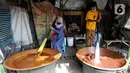 Warga membuat dodol Betawi di Setu Babakan, Jagakarsa, Jakarta Selatan, Minggu (4/4/2021). Kios yang boleh dibuka bergantian dengan sistem tanggalan ganjil genap. (merdeka.com/Arie Basuki)