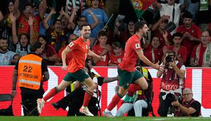 Pemain Timnas Portugal, Ruben Neves (kanan), merayakan gol pembuka ke gawang Irlandia dalam pertandingan kualifikasi Piala Dunia 2026 Grup F antara Portugal dan Irlandia di Lisbon, Sabtu, 11 Oktober 2025. (AP Photo/Armando Franca)