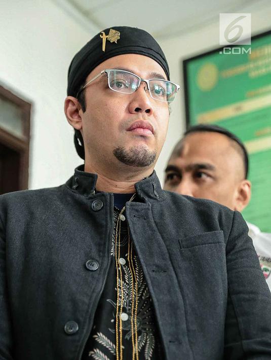 Sandy Tumiwa saat mediasi di Pengadilan Negeri Jakarta Selatan, Kamis (1/3). Mediasi yang baru dijalani Tessa Kaunang dan Sandy Tumiwa tersebut bicara soal keinginan masing-masing dalam penyelesaian masalah hak asuh anak. (Liputan6.com/Pool/Adrian)